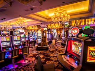 https://img.veenaworld.com/wp-content/uploads/2022/06/Top-7-Casinos-in-Vegas-for-a-Thrilling-Time.jpg